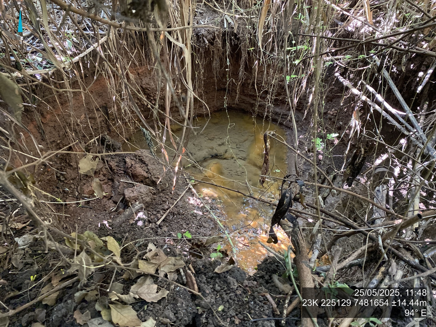 Cacimba escavada em área de mata com afloramento hídrico