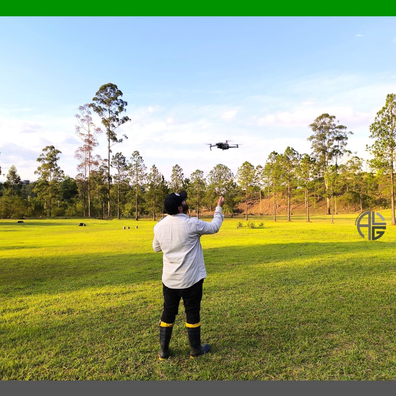 Operação de drone para levantamento aéreo em área verde
