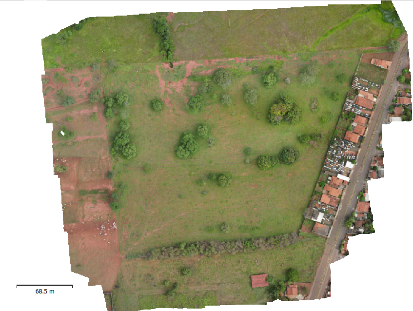 Ortomosaico aéreo de área rural com fragmentos de vegetação e ocupação urbana