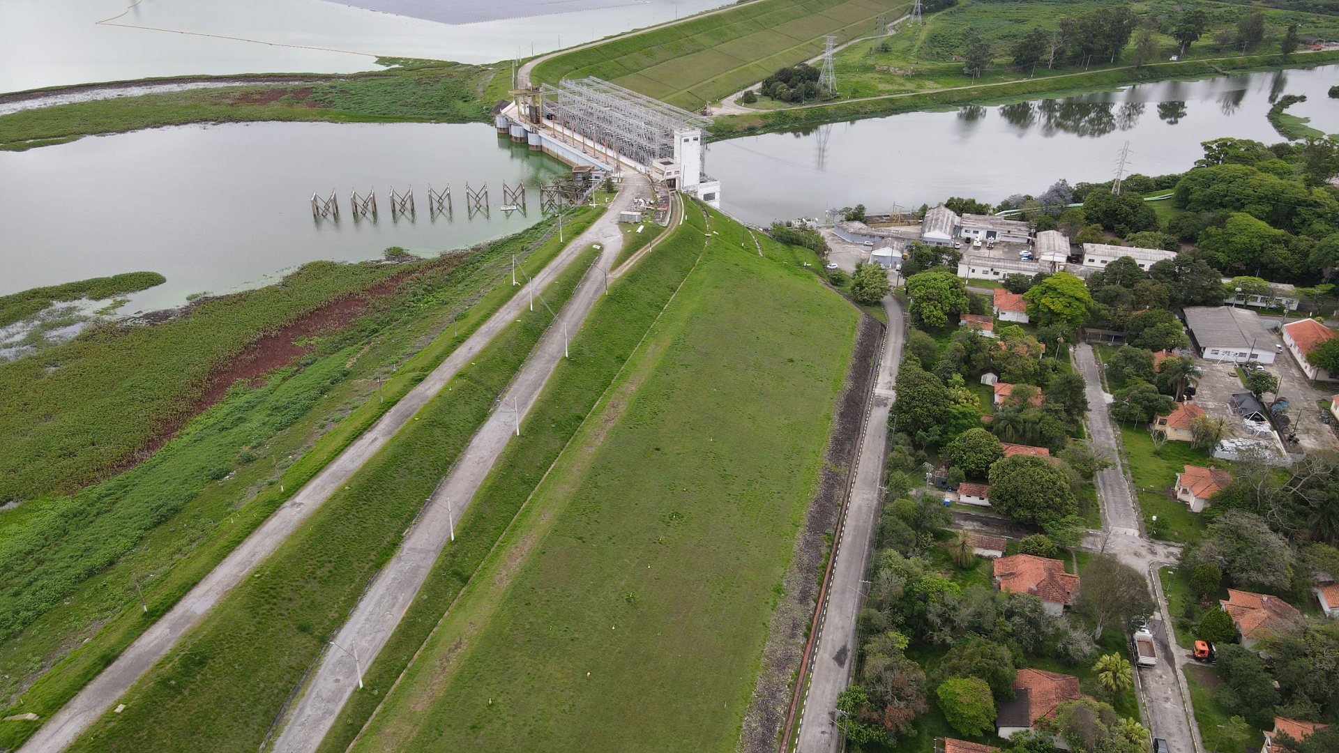 Vista aérea de barragem e reservatório com entorno vegetado