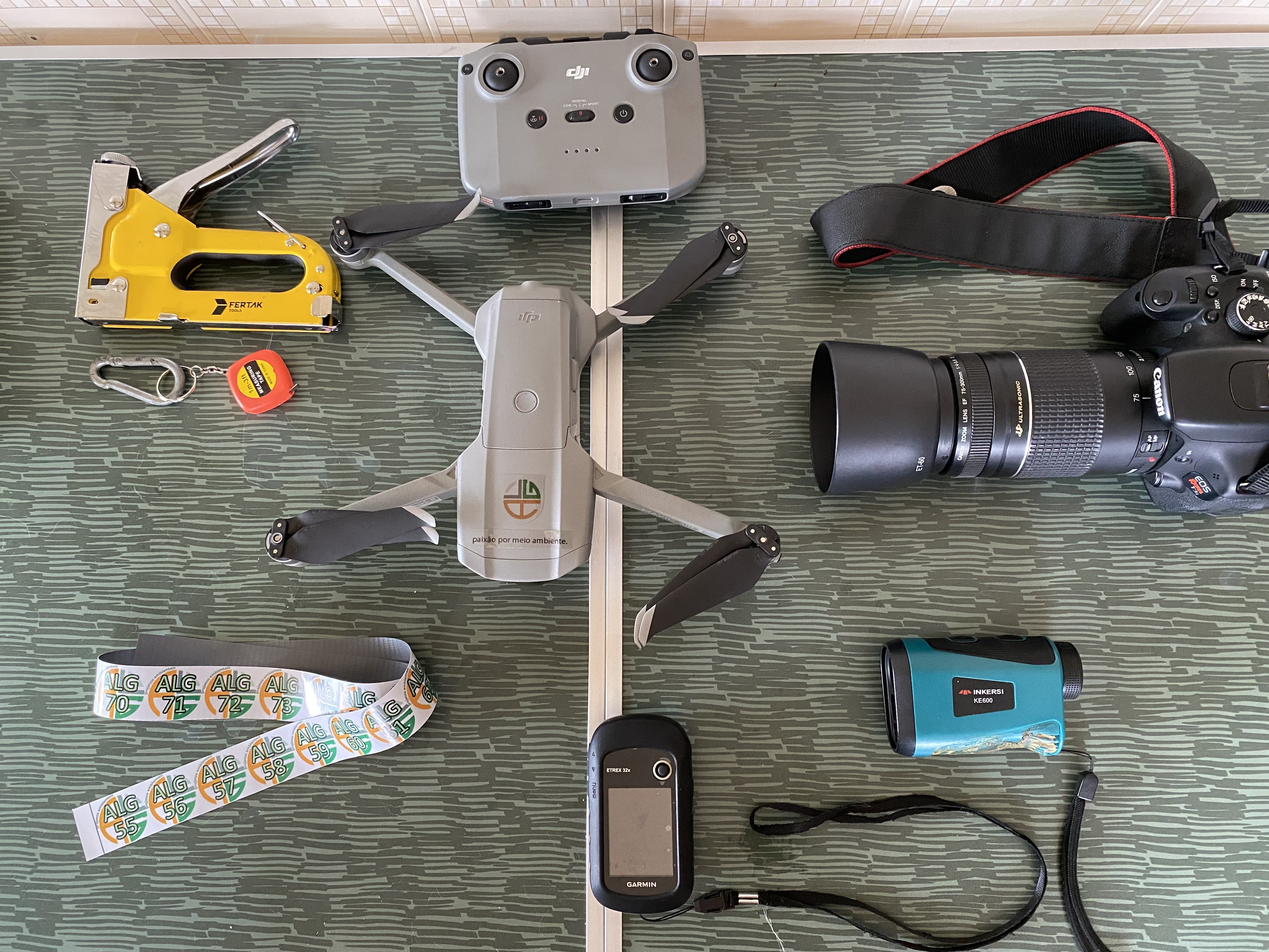 Equipamentos técnicos ALG — drone DJI, câmera Canon, GPS Garmin, telêmetro e etiquetas de identificação arbórea