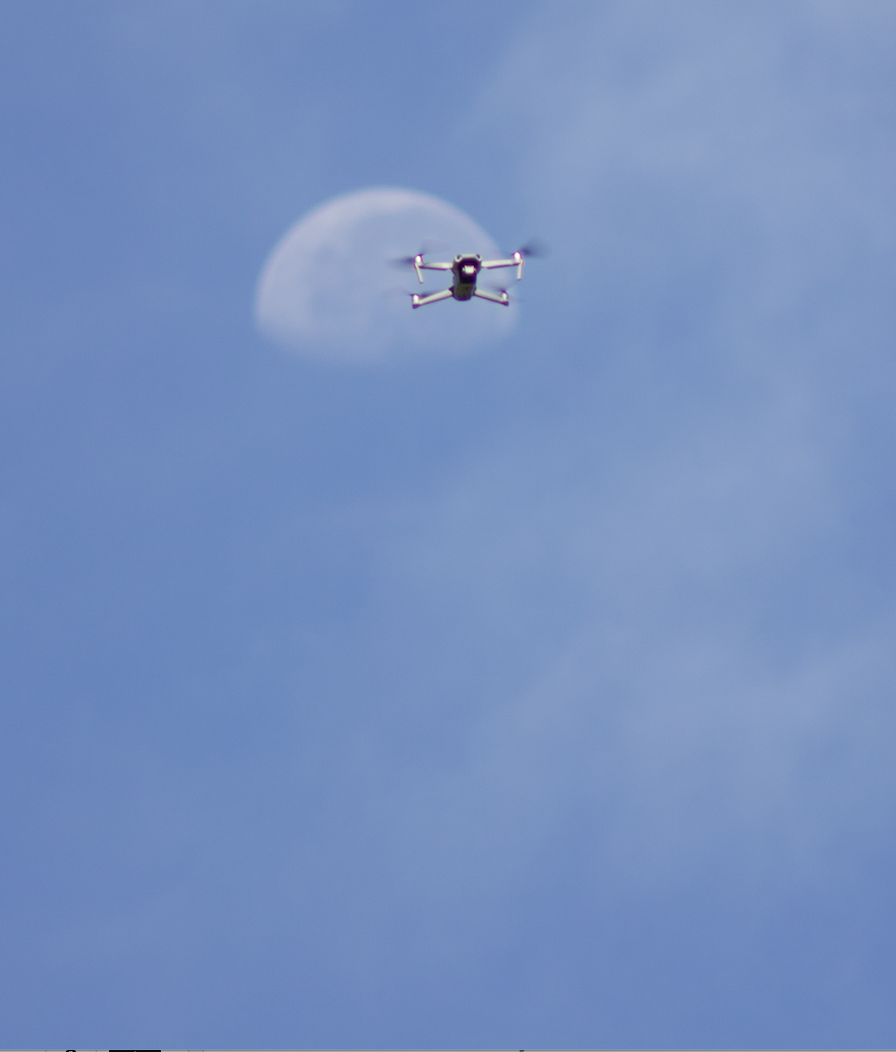 Drone de mapeamento em operação contra o céu