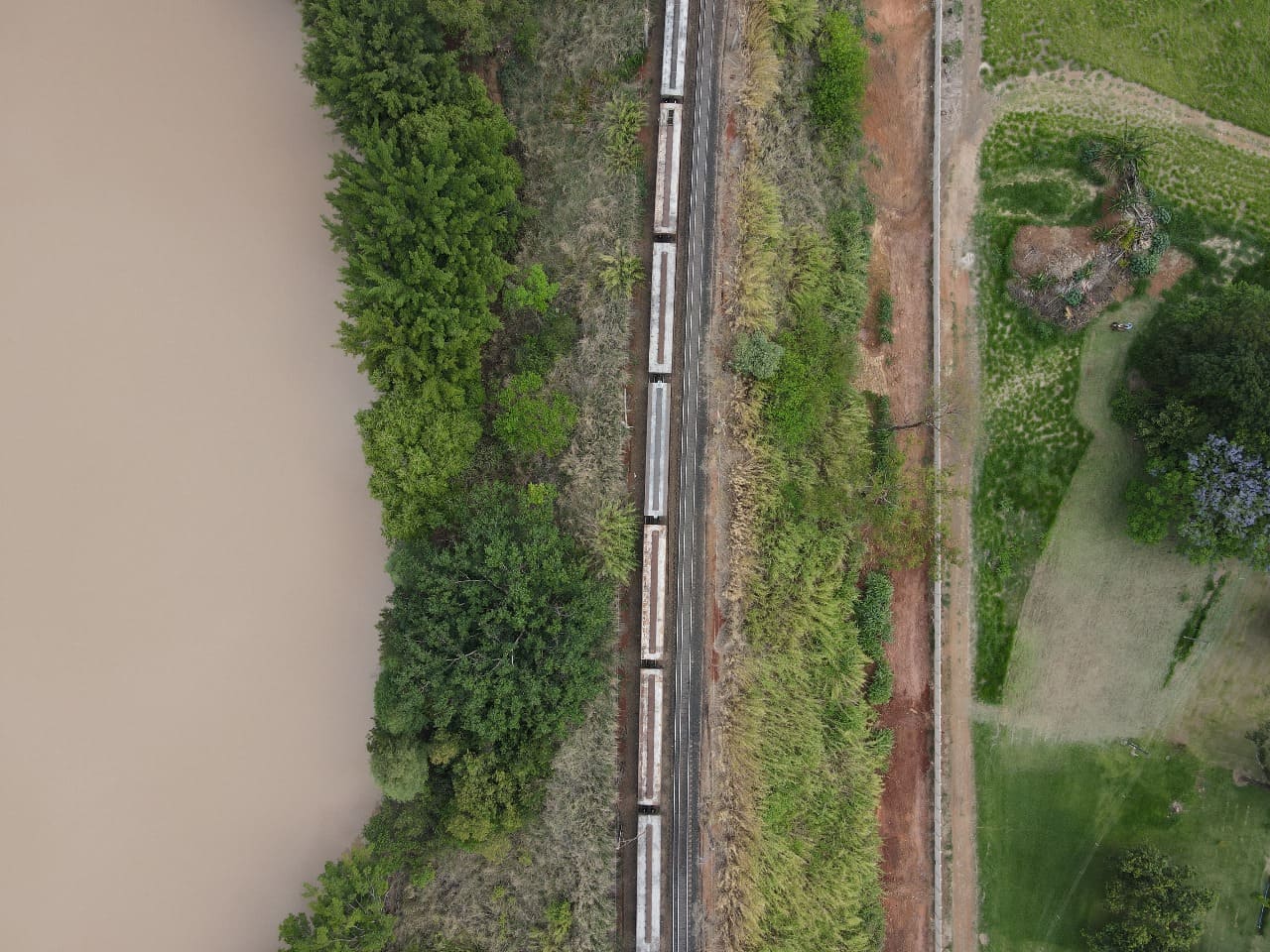 Imagem aérea de APP hídrica com faixa de vegetação preservada