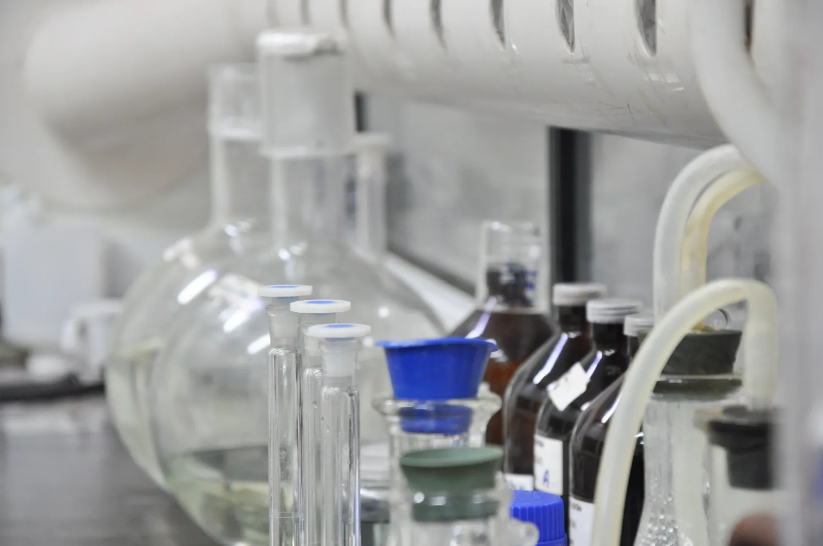 Análise química de amostra ambiental em laboratório